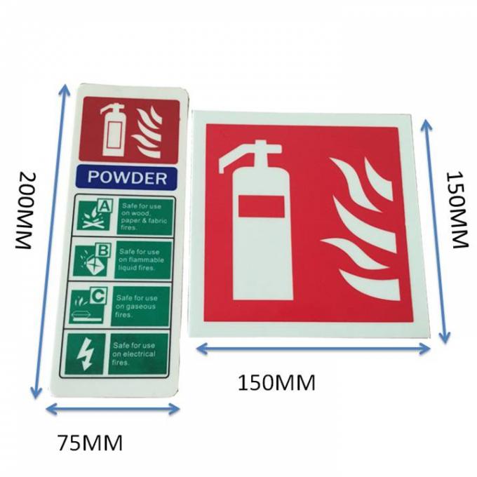 As instruções luminescentes do equipamento do fogo assinam o fulgor no sinal de segurança escuro