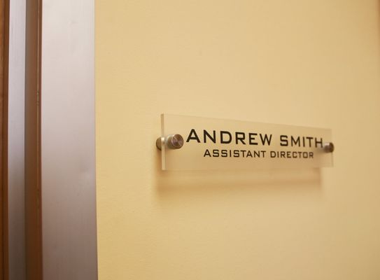Placa de nome acrílica inodora da parede do escritório dos sinais da palavra com revestimento geado do fundo
