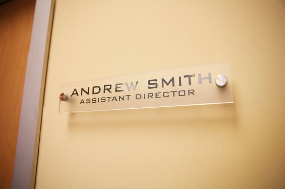 Placa de nome acrílica inodora da parede do escritório dos sinais da palavra com revestimento geado do fundo